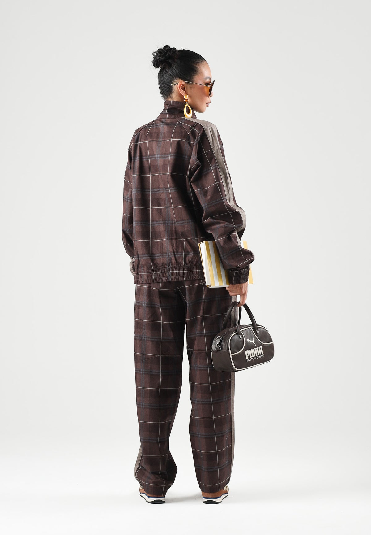 PUMA Giacca a vento PLAID TRACK JACKET marrone per uomo con motivo a quadri tartan, bande laterali a contrasto 636731 33 PUMA 