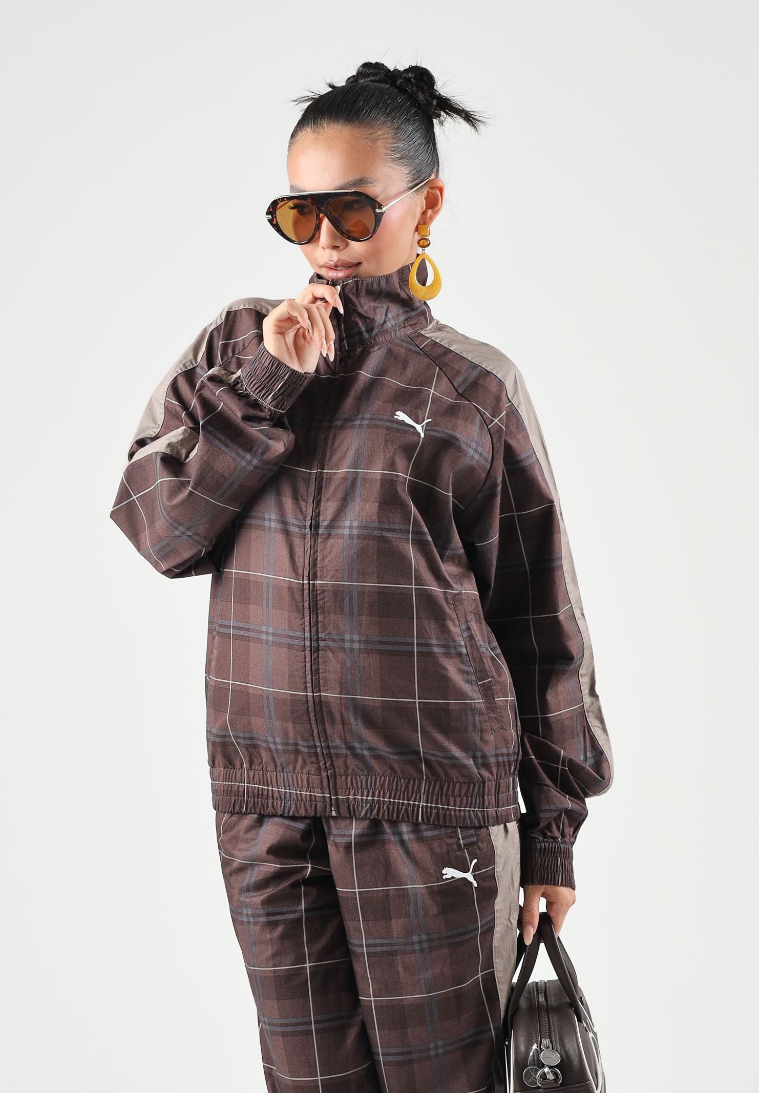 PUMA Giacca a vento PLAID TRACK JACKET marrone per uomo con motivo a quadri tartan, bande laterali a contrasto 636731 33 PUMA 