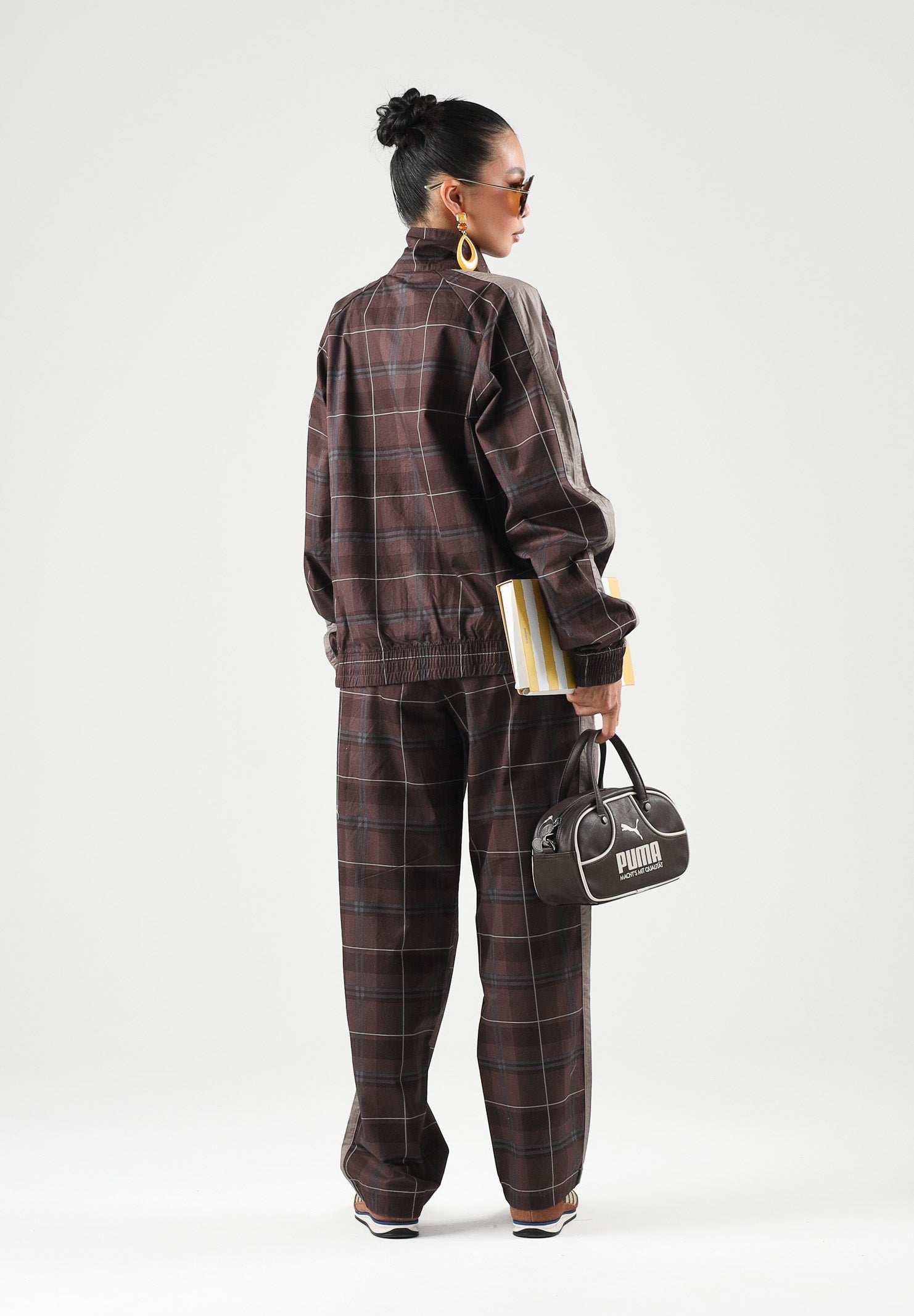 PUMA Pantaloni PLAID TRACK PANTS marrone per uomo e per donna con fantasia tartan, bande laterali tono su tono 636732 33 PUMA 