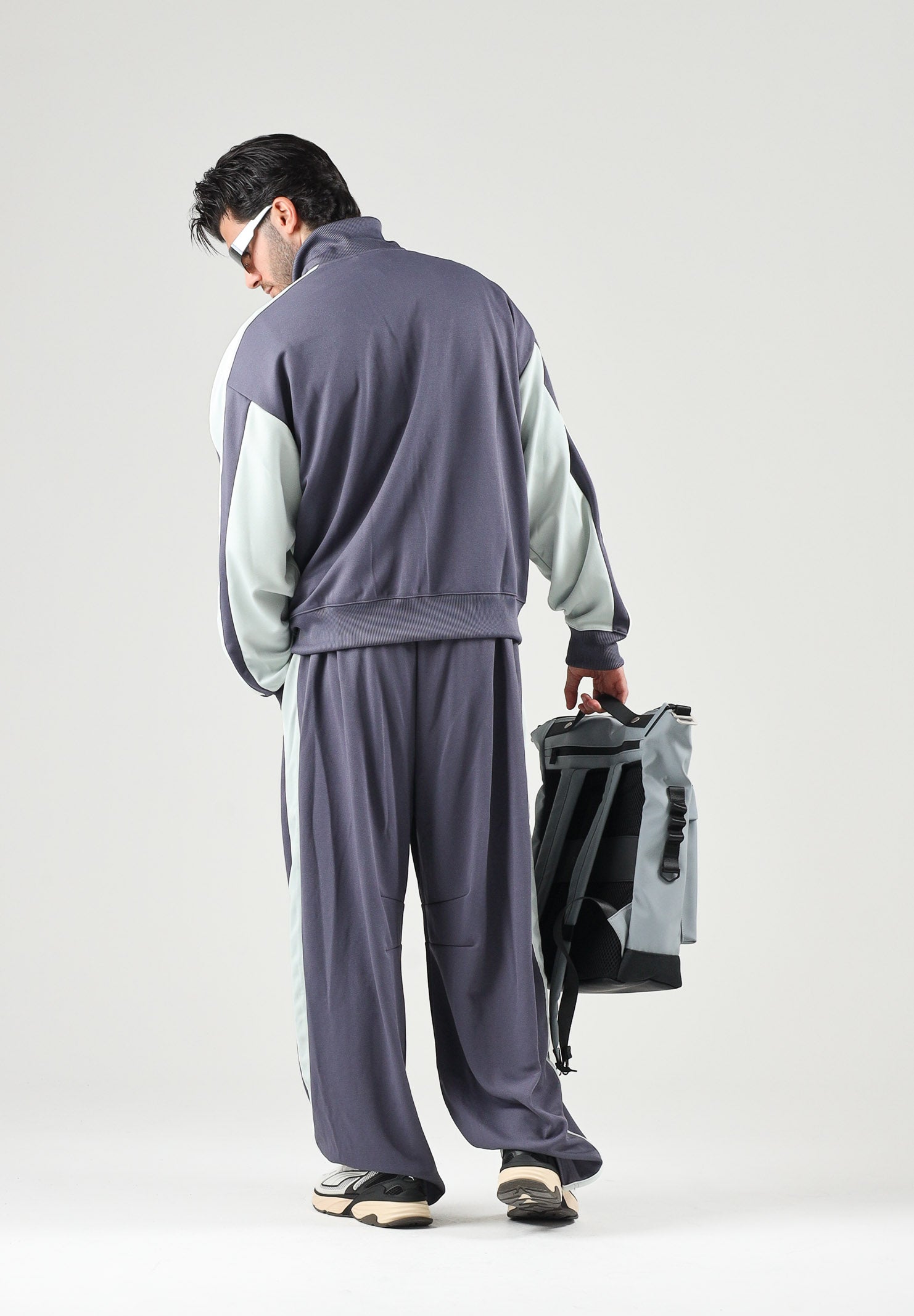 PUMA Felpa con zip OVERSIZED TRACK JACKET grigia per uomo bicolore con inserti a contrasto 636735 35 PUMA 