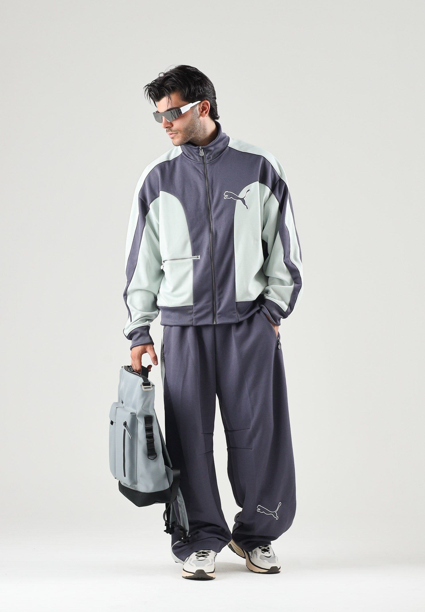 PUMA Pantalone OVERSIZED TRACK grigio per uomo con bande laterali bicolore e linea dritto-ampia. 636736 35 PUMA 