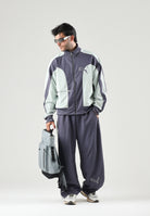 PUMA Pantalone OVERSIZED TRACK grigio per uomo con bande laterali bicolore e linea dritto-ampia. 636736 35 PUMA 