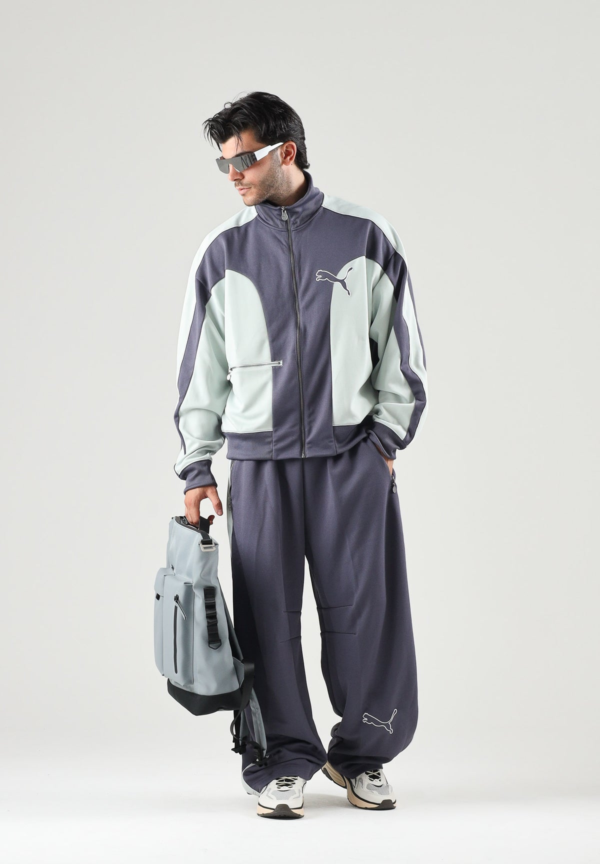 PUMA Pantalone OVERSIZED TRACK grigio per uomo con bande laterali bicolore e linea dritto-ampia. 636736 35 PUMA 