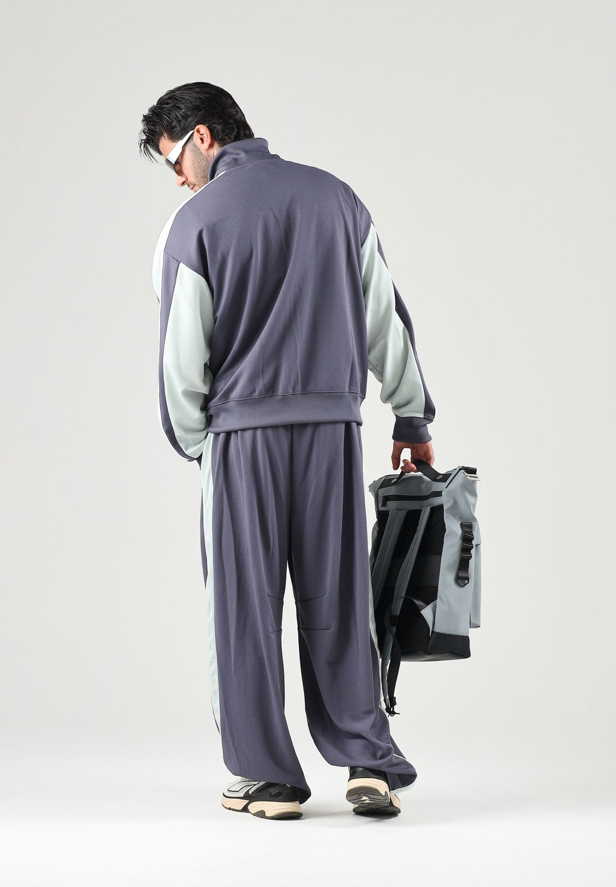 PUMA Pantaloni OVERSIZED TRACK viola per uomo con bande laterali bicolore e linea dritto-ampia. 636736 35 PUMA 