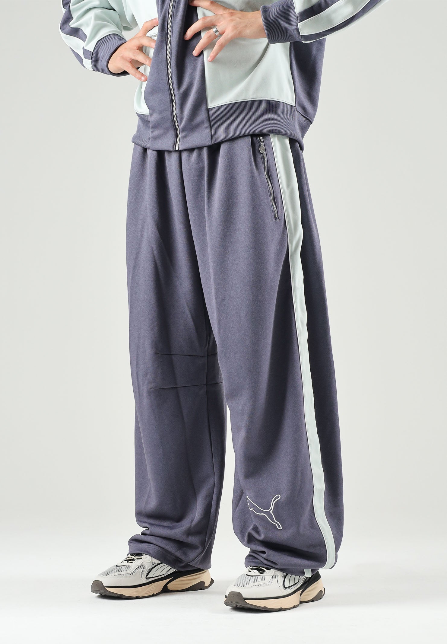 PUMA Pantalone OVERSIZED TRACK grigio per uomo con bande laterali bicolore e linea dritto-ampia. 636736 35 PUMA 