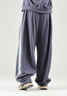 PUMA Pantalone OVERSIZED TRACK grigio per uomo con bande laterali bicolore e linea dritto-ampia. 636736 35 PUMA 