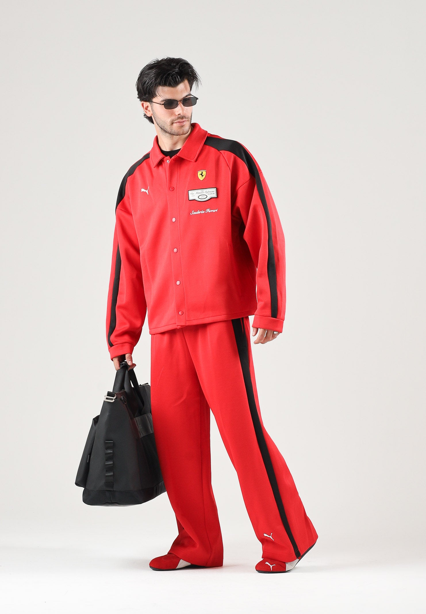 PUMA Pantaloni FERRARI RACE TRACK PANTS rosso da uomo con bande laterali nere e stemma della Scuderia Ferrari. 637056 02 PUMA 