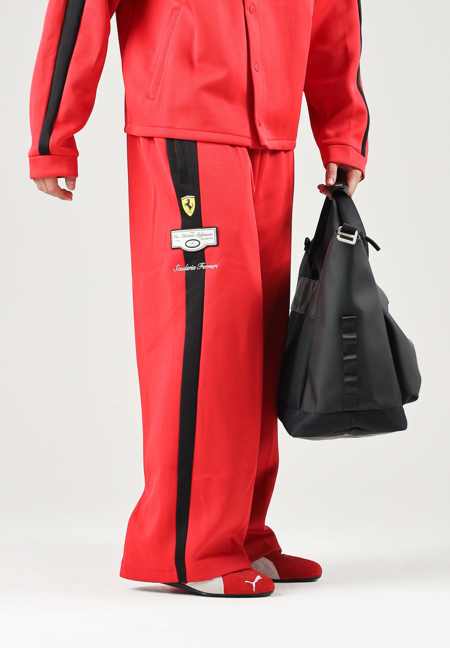 PUMA Pantaloni FERRARI RACE TRACK PANTS rosso da uomo con bande laterali nere e stemma della Scuderia Ferrari. 637056 02 PUMA 