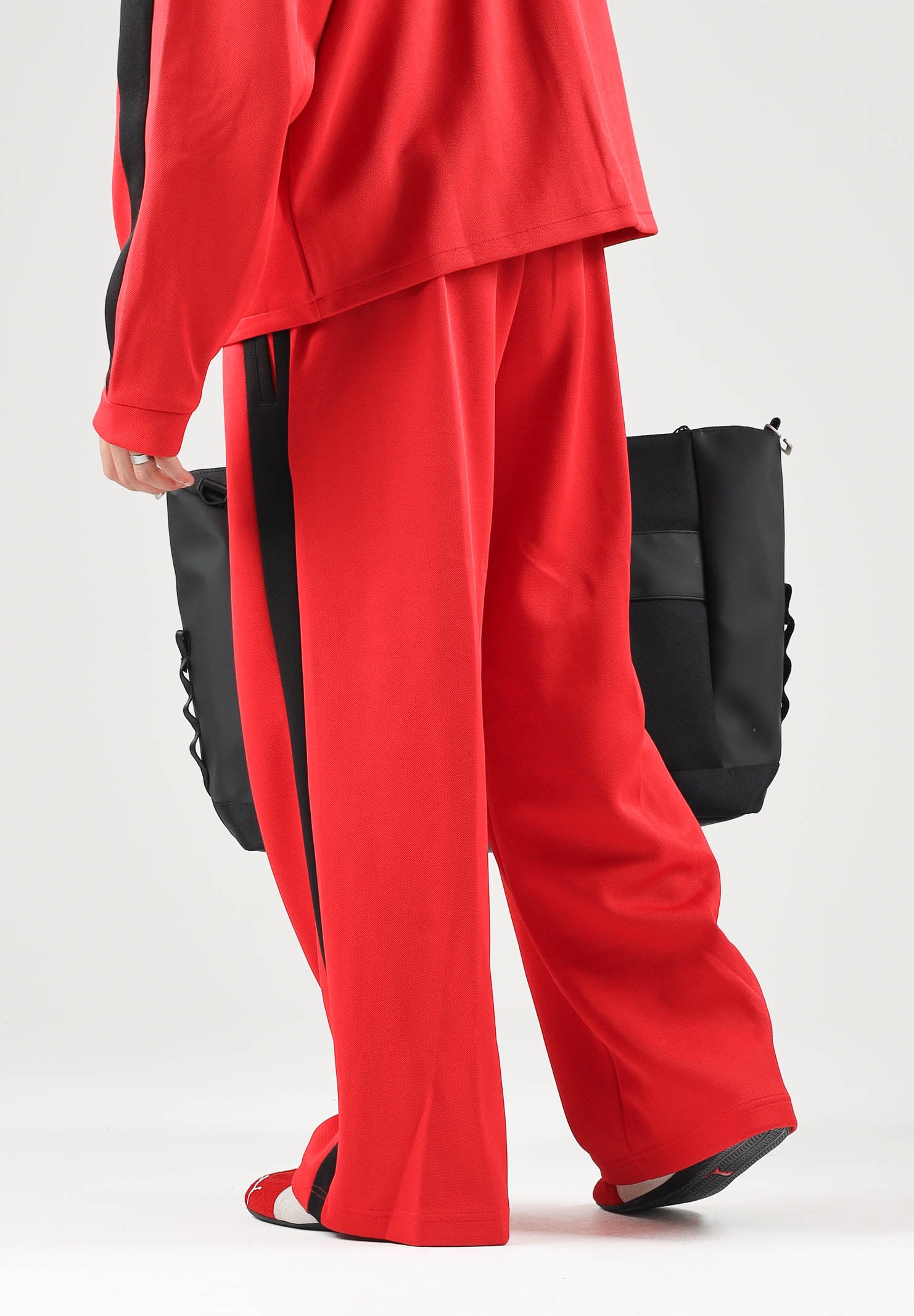 PUMA Pantaloni FERRARI RACE TRACK PANTS rosso da uomo con bande laterali nere e stemma della Scuderia Ferrari. 637056 02 PUMA 