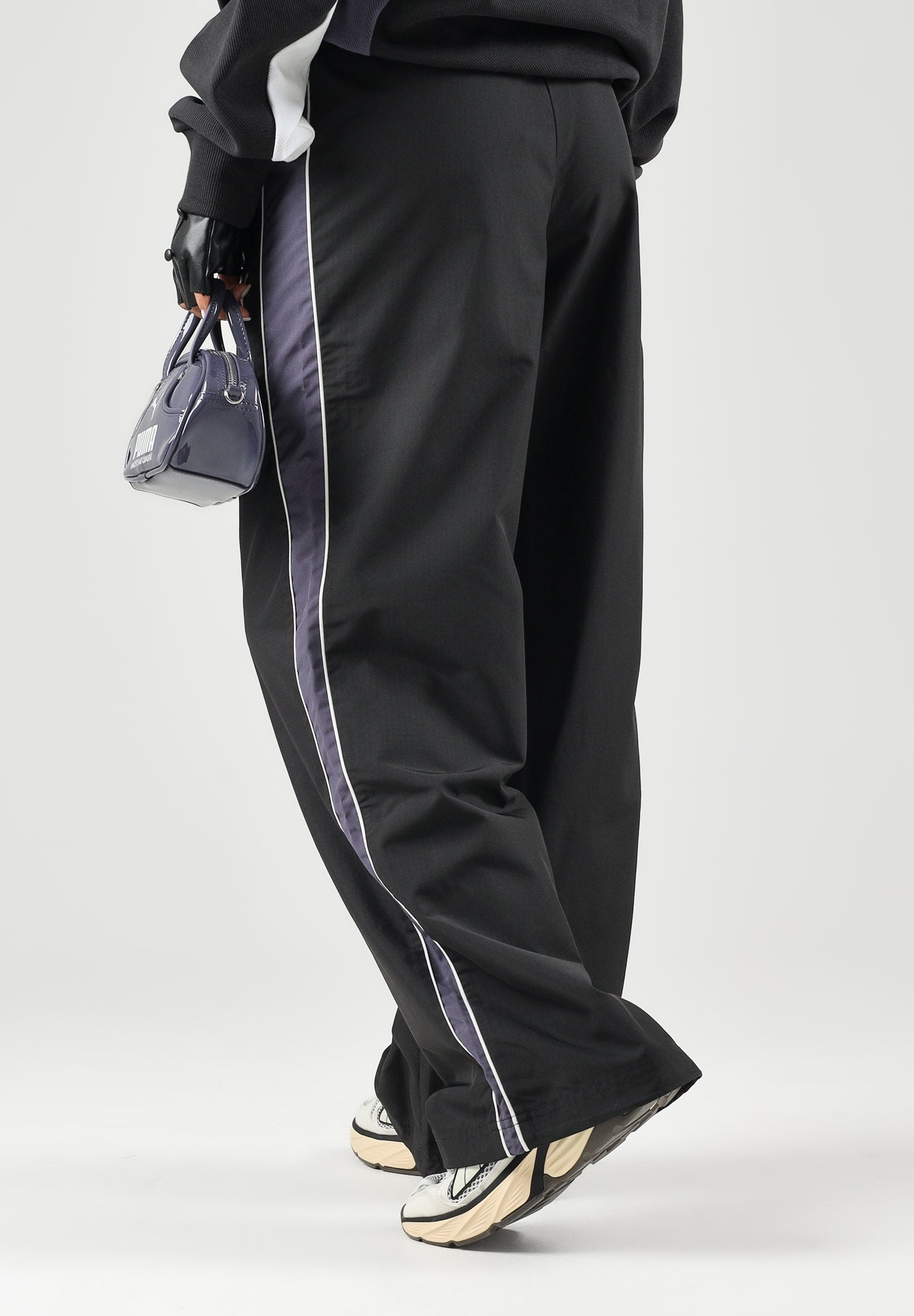 PUMA Pantaloni STRAIGHT neri da uomo con bande laterali e logo iconico 637378 01 PUMA 