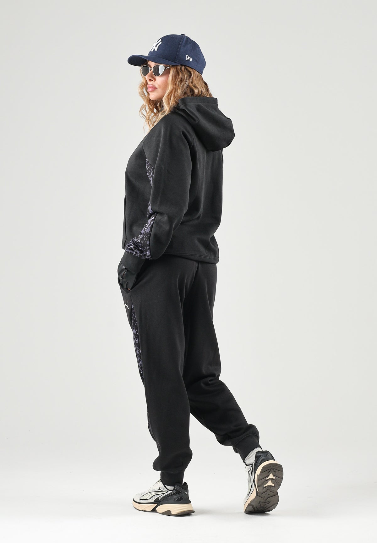 PUMA Pantalone DARE TO PRINTED  nero per donna con dettagli animalier sui fianchi e caviglie elasticizzate. 637612 01 PUMA 