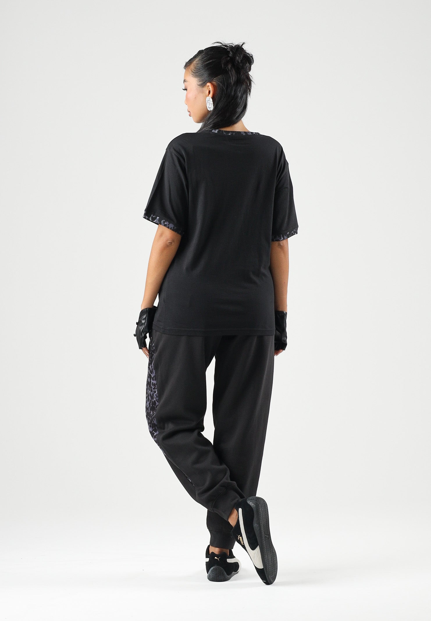 PUMA Pantalone DARE TO PRINTED  nero per donna con dettagli animalier sui fianchi e caviglie elasticizzate. 637612 01 PUMA 