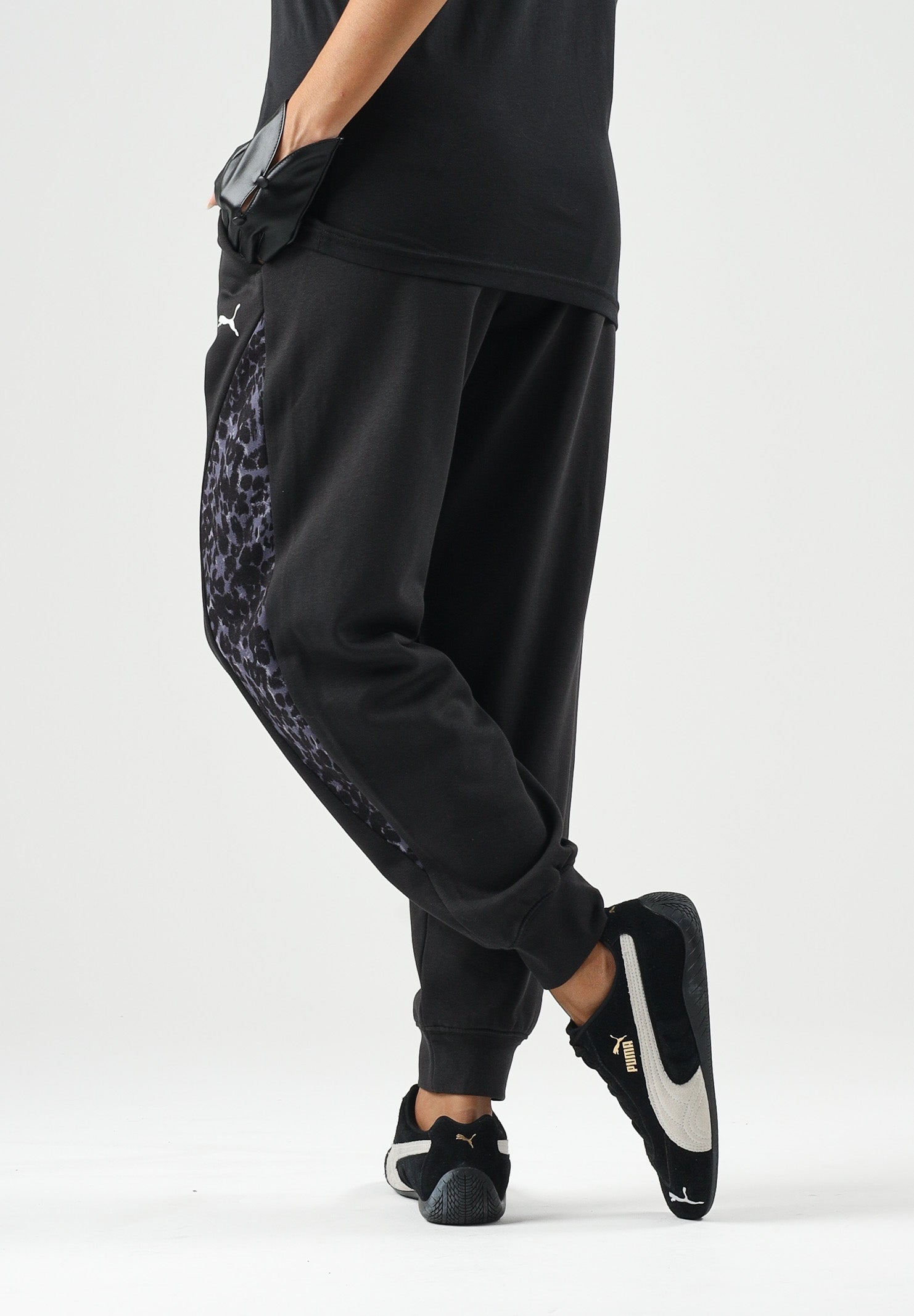 PUMA Pantaloni DARE TO PRINTED  neri per donna con dettagli animalier sui fianchi e caviglie elasticizzate. 637612 01 PUMA 