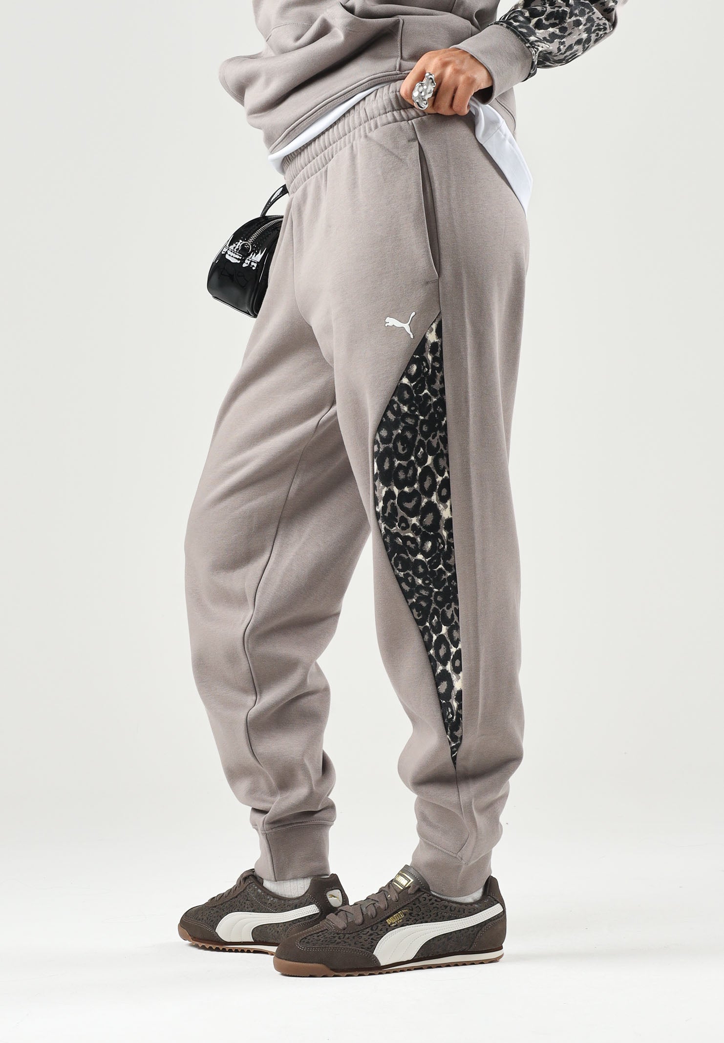 PUMA Pantalone DARE TO PRINTED beige per donna con dettagli animalier sui fianchi e caviglie elasticizzate. 637612 81 PUMA 