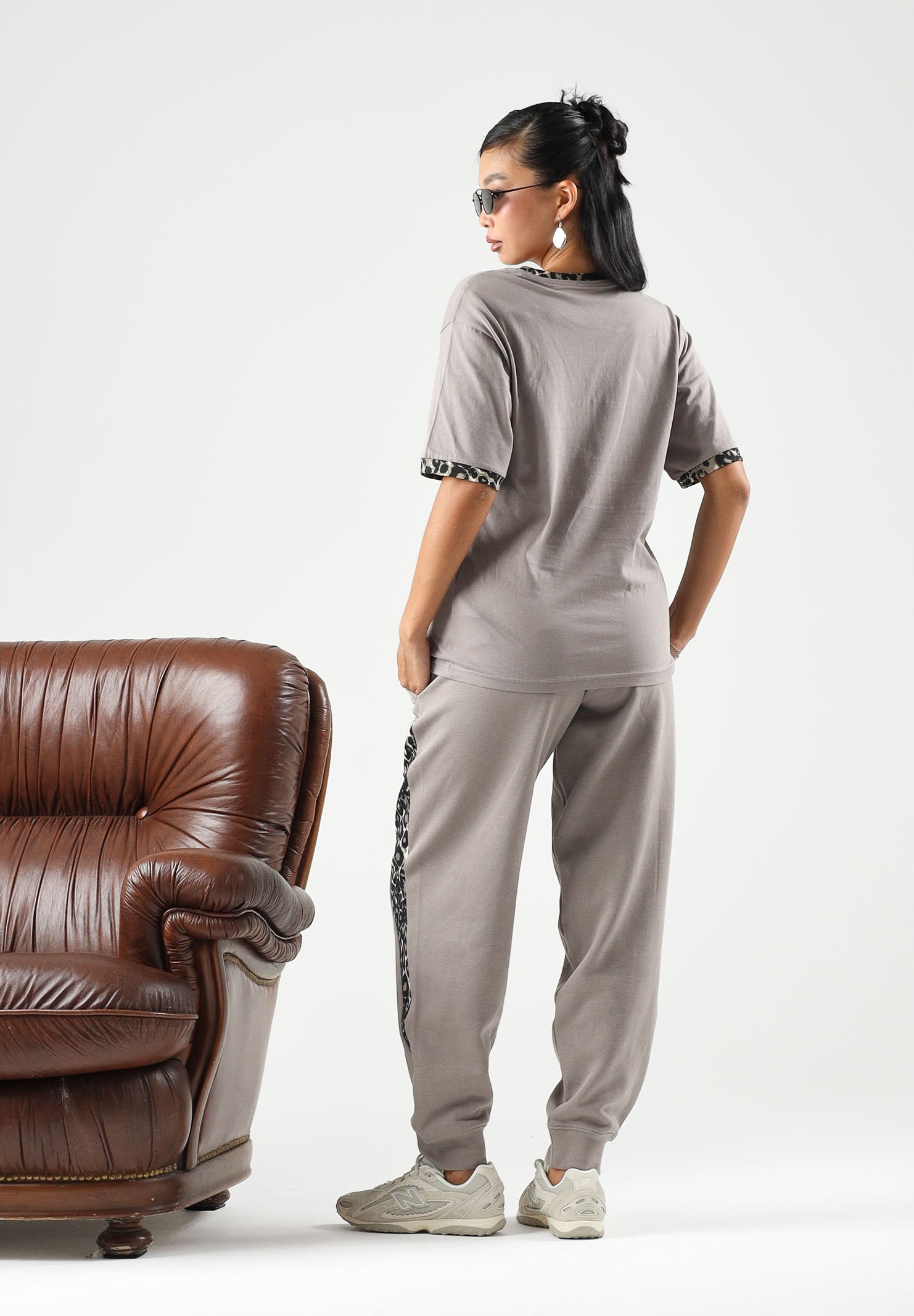 PUMA Pantalone DARE TO PRINTED beige per donna con dettagli animalier sui fianchi e caviglie elasticizzate. 637612 81 PUMA 