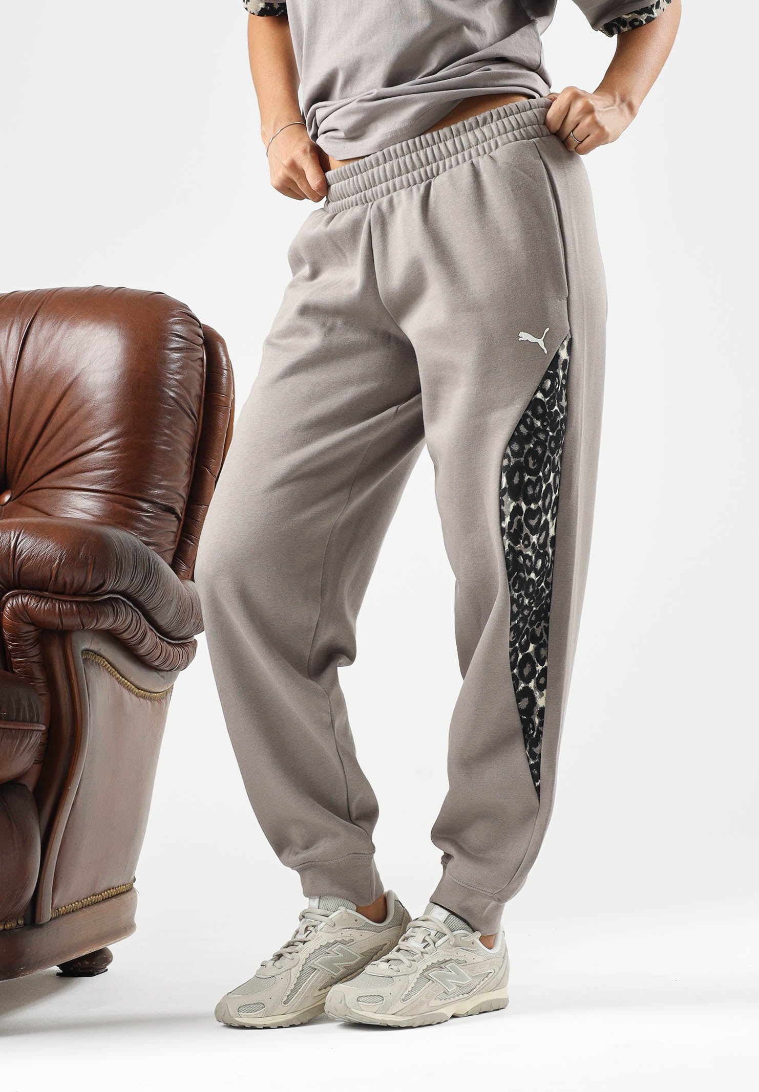 PUMA Pantalone DARE TO PRINTED beige per donna con dettagli animalier sui fianchi e caviglie elasticizzate. 637612 81 PUMA 