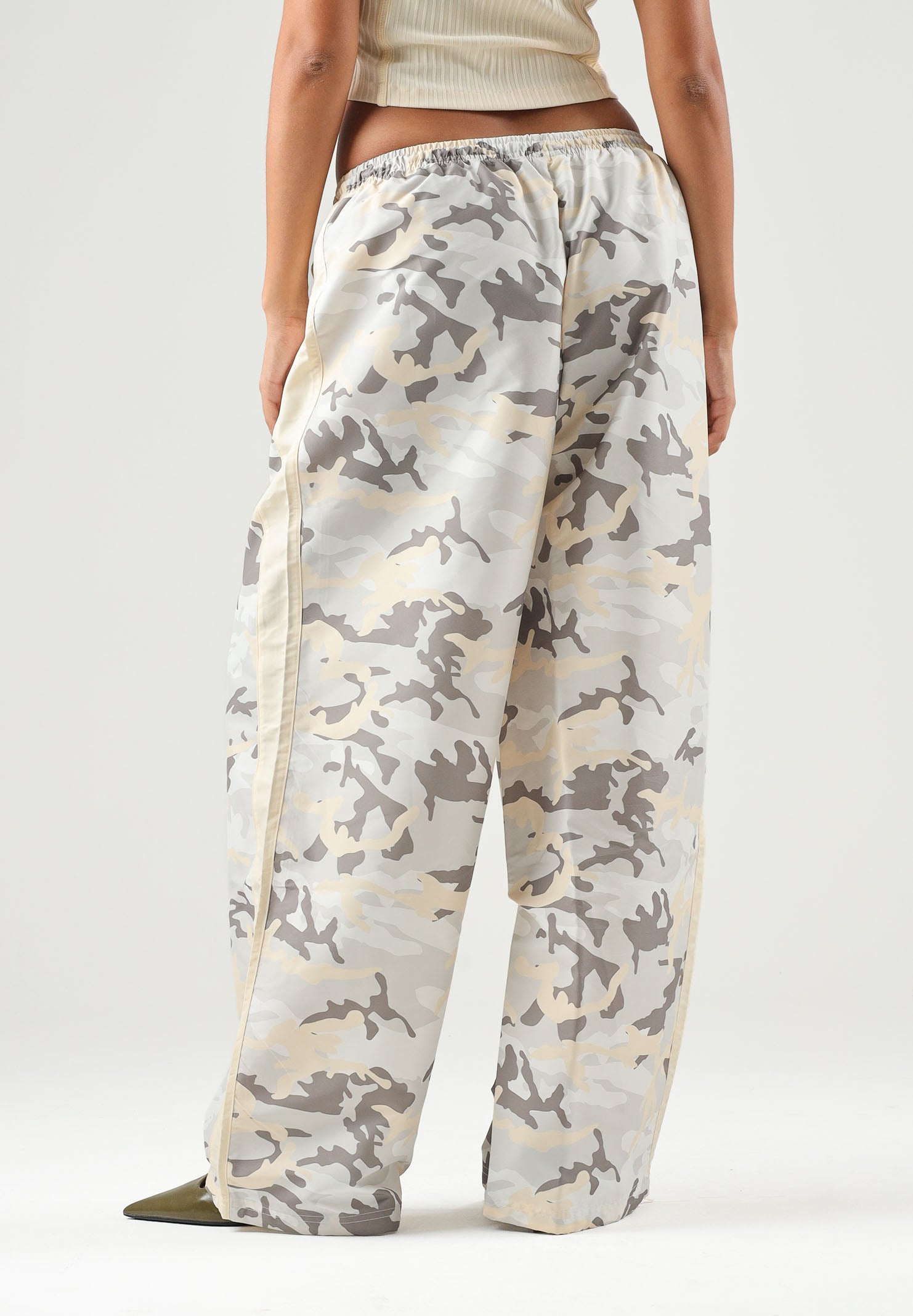 PUMA Pantalone DARE TO CAMO giallo da donna con motivo mimetico sfumato 638346 88 PUMA 