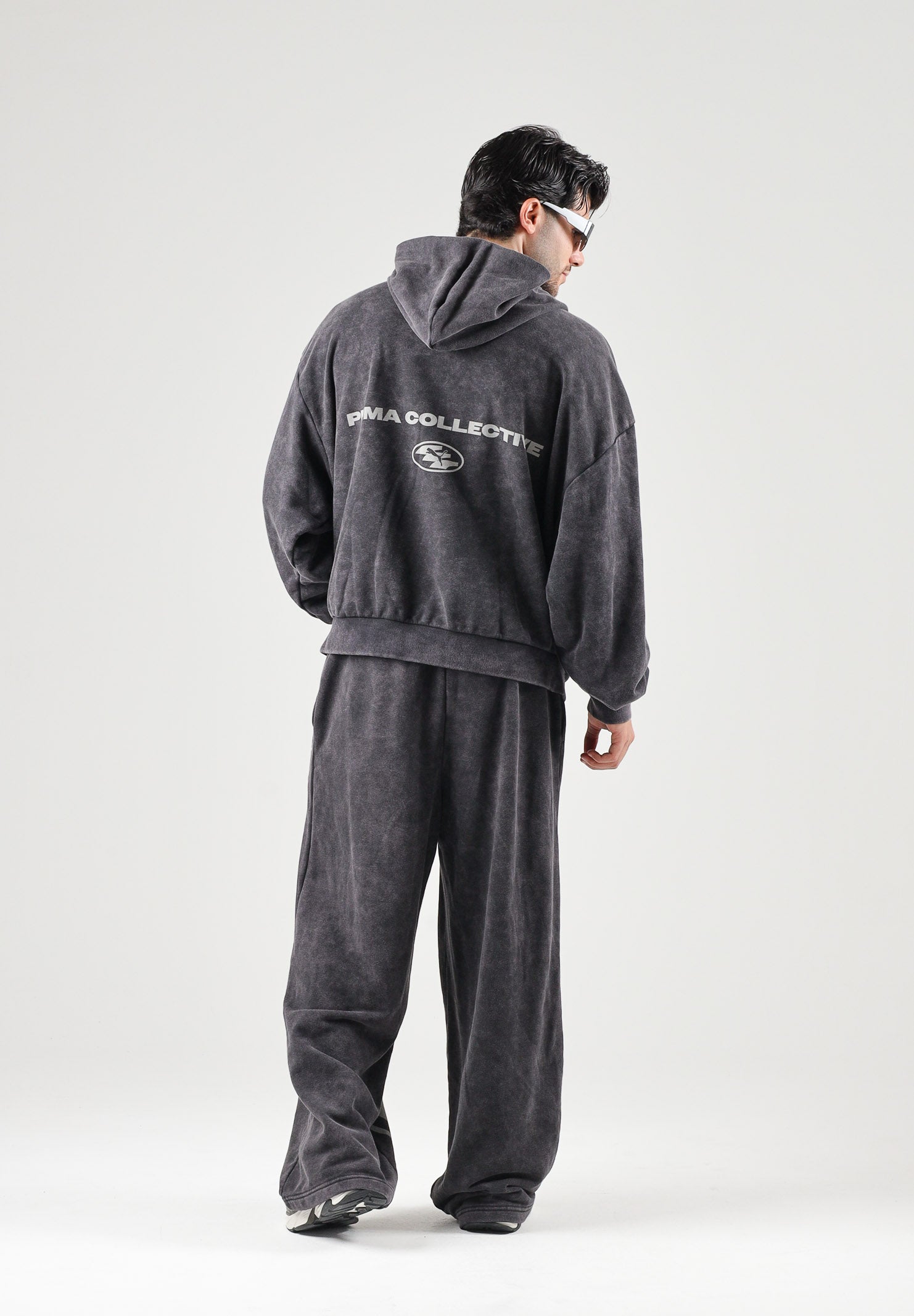 PUMA Pantaloni DARE TO WASHED grigio antracite per uomo con finitura effetto vissuto e maxi grafica 638731 01 PUMA 