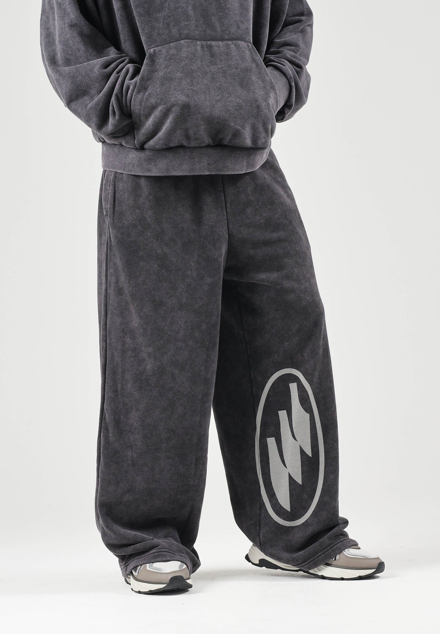 PUMA Pantalone DARE TO WASHED grigio antracite per uomo con finitura effetto vissuto e maxi grafica 638731 01 PUMA 