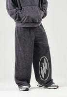 PUMA Pantaloni DARE TO WASHED grigio antracite per uomo con finitura effetto vissuto e maxi grafica 638731 01 PUMA 