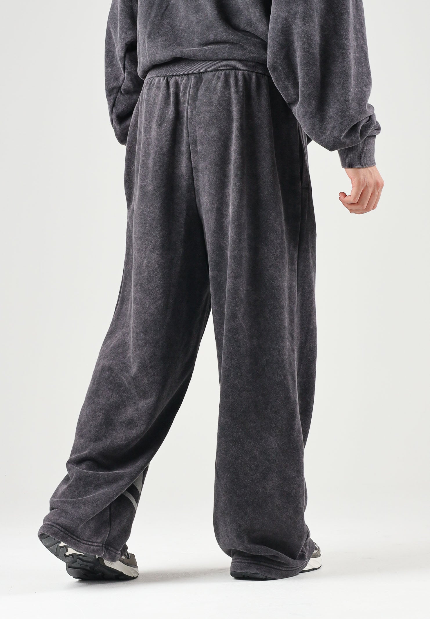 PUMA Pantalone DARE TO WASHED grigio antracite per uomo con finitura effetto vissuto e maxi grafica 638731 01 PUMA 