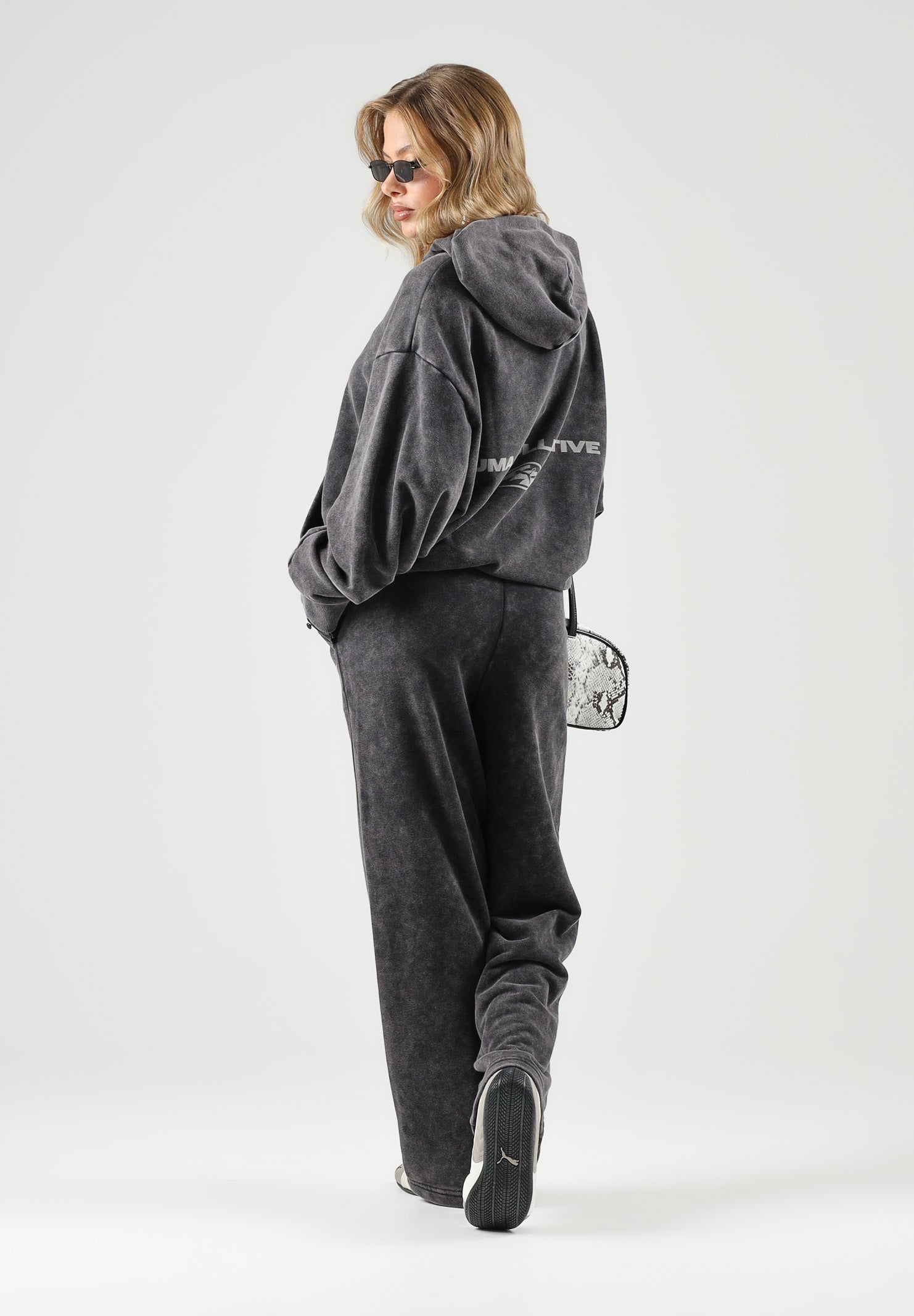 PUMA Pantalone DARE TO WASHED grigio antracite per uomo con finitura effetto vissuto e maxi grafica 638731 01 PUMA 