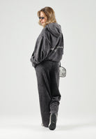 PUMA Pantalone DARE TO WASHED grigio antracite per uomo con finitura effetto vissuto e maxi grafica 638731 01 PUMA 