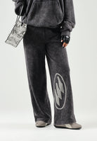 PUMA Pantalone DARE TO WASHED grigio antracite per uomo con finitura effetto vissuto e maxi grafica 638731 01 PUMA 