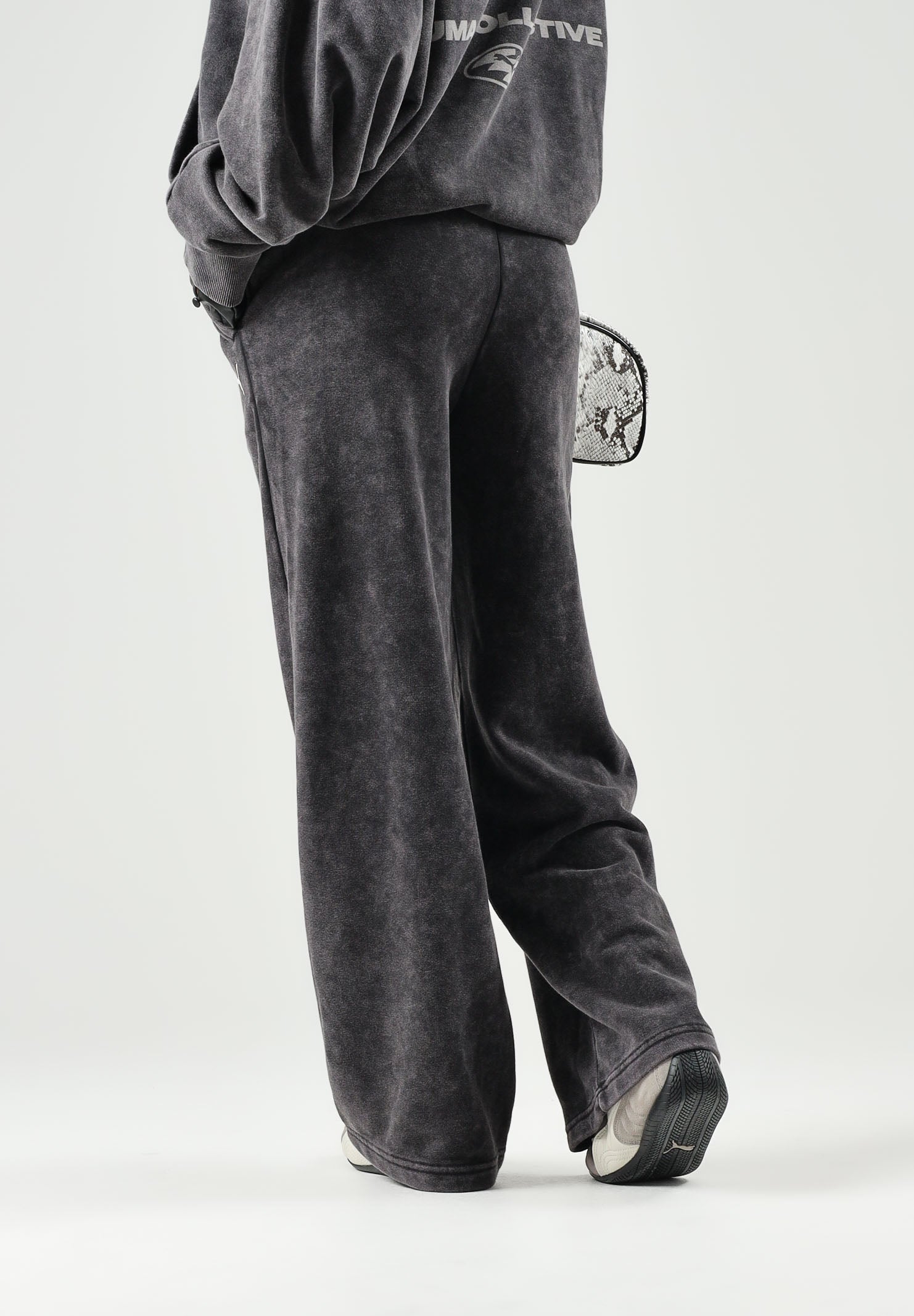PUMA Pantalone DARE TO WASHED grigio antracite per uomo con finitura effetto vissuto e maxi grafica 638731 01 PUMA 