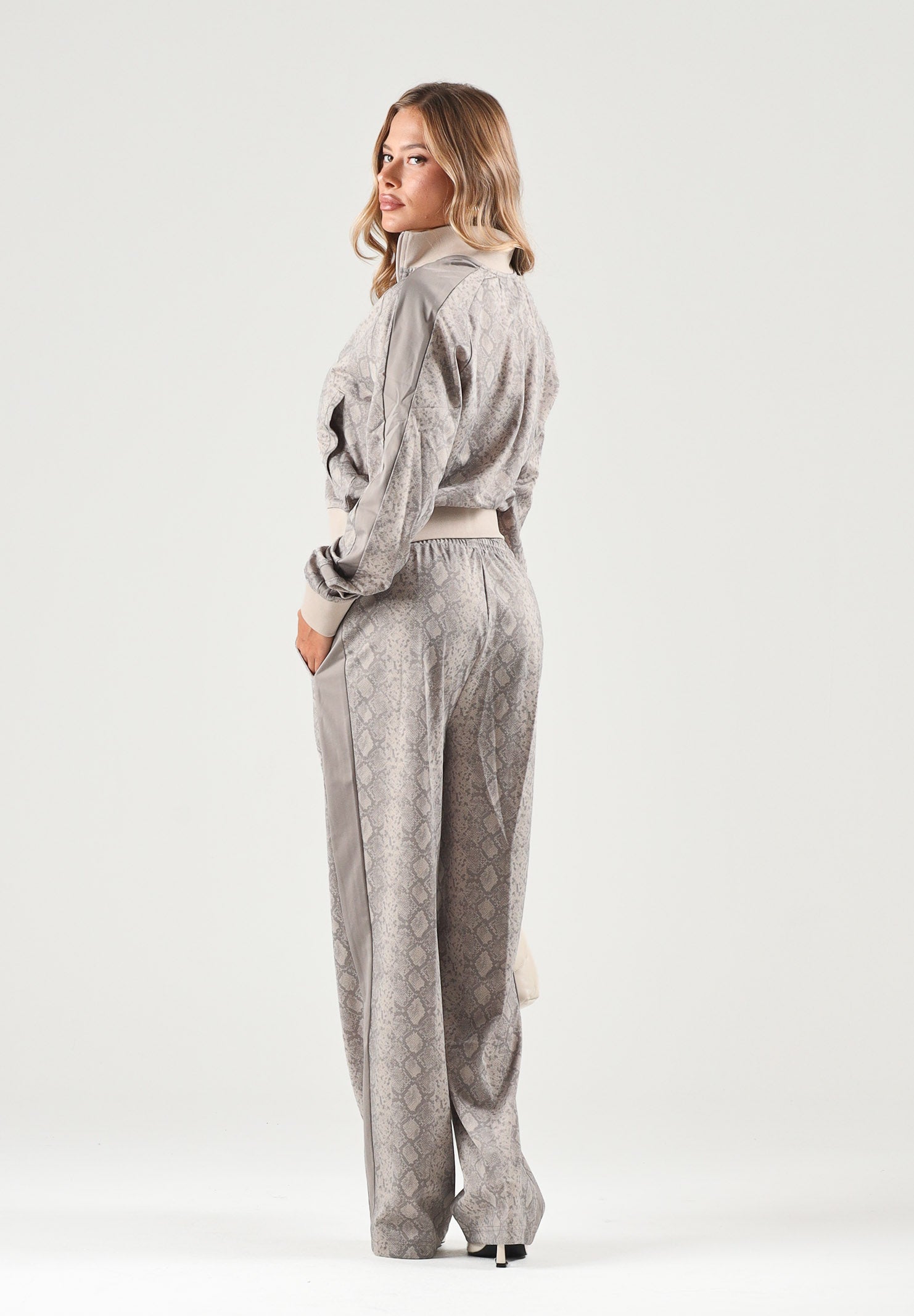 PUMA Felpa con zip PYTHON PRINT TRACK JACKET beige da donna con fantasia pitonata 638737 81 PUMA 