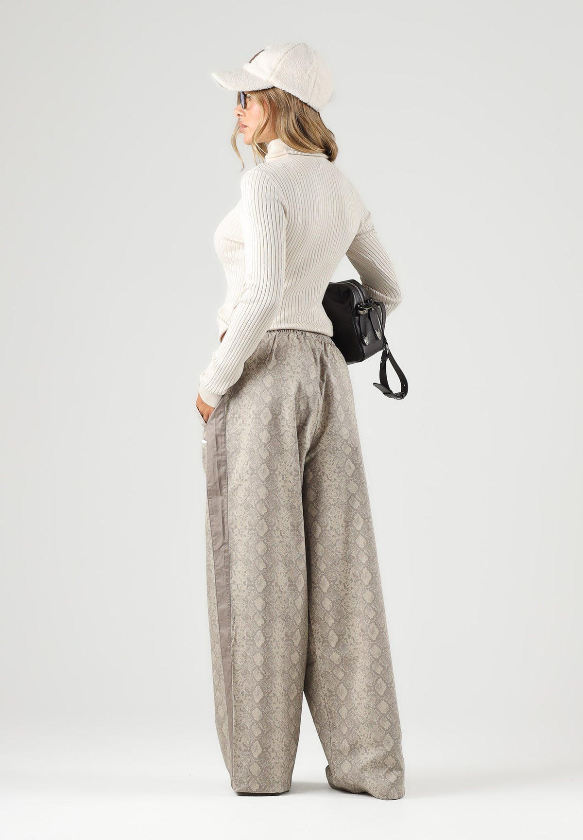 PUMA Pantaloni T7 RELAXED SNAKE beige da donna con motivo animalier e laccetti sul fondo 638743 81 PUMA 