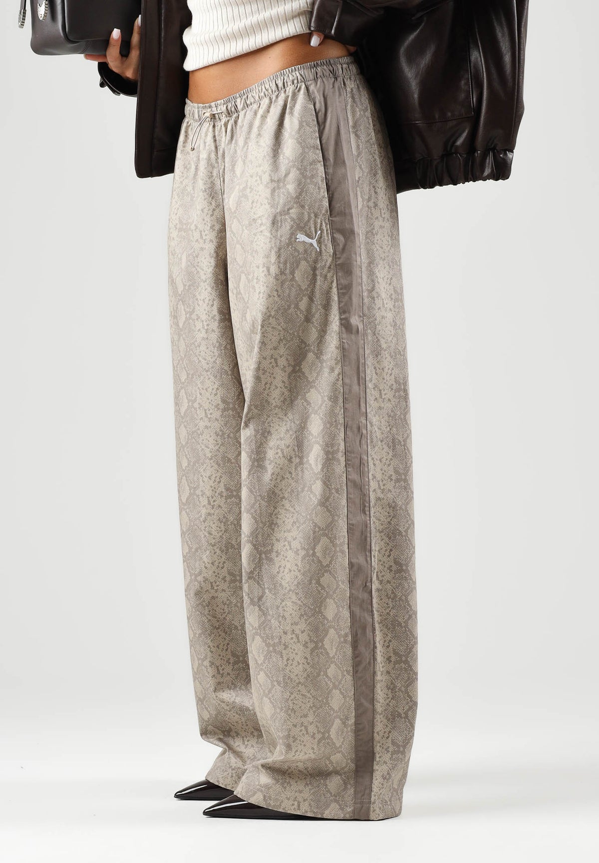 PUMA Pantaloni T7 RELAXED SNAKE beige da donna con motivo animalier e laccetti sul fondo 638743 81 PUMA 