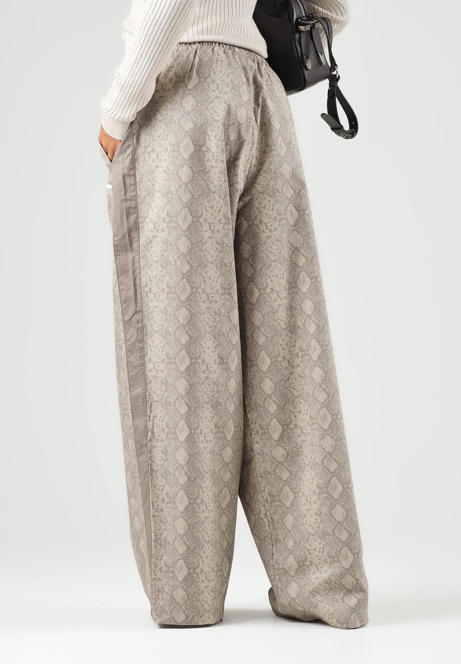 PUMA Pantaloni T7 RELAXED SNAKE beige da donna con motivo animalier e laccetti sul fondo 638743 81 PUMA 