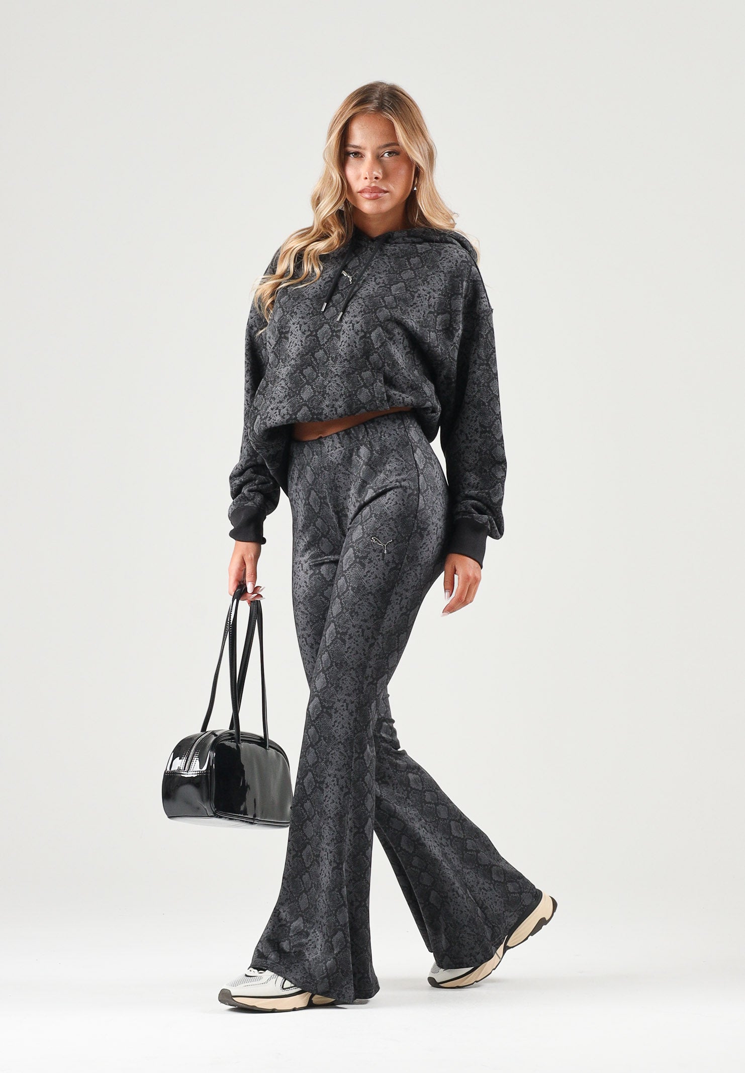 PUMA Felpa con cappuccio CLASSICS  nera per donna con trama animalier pitonata 638748 01 PUMA 