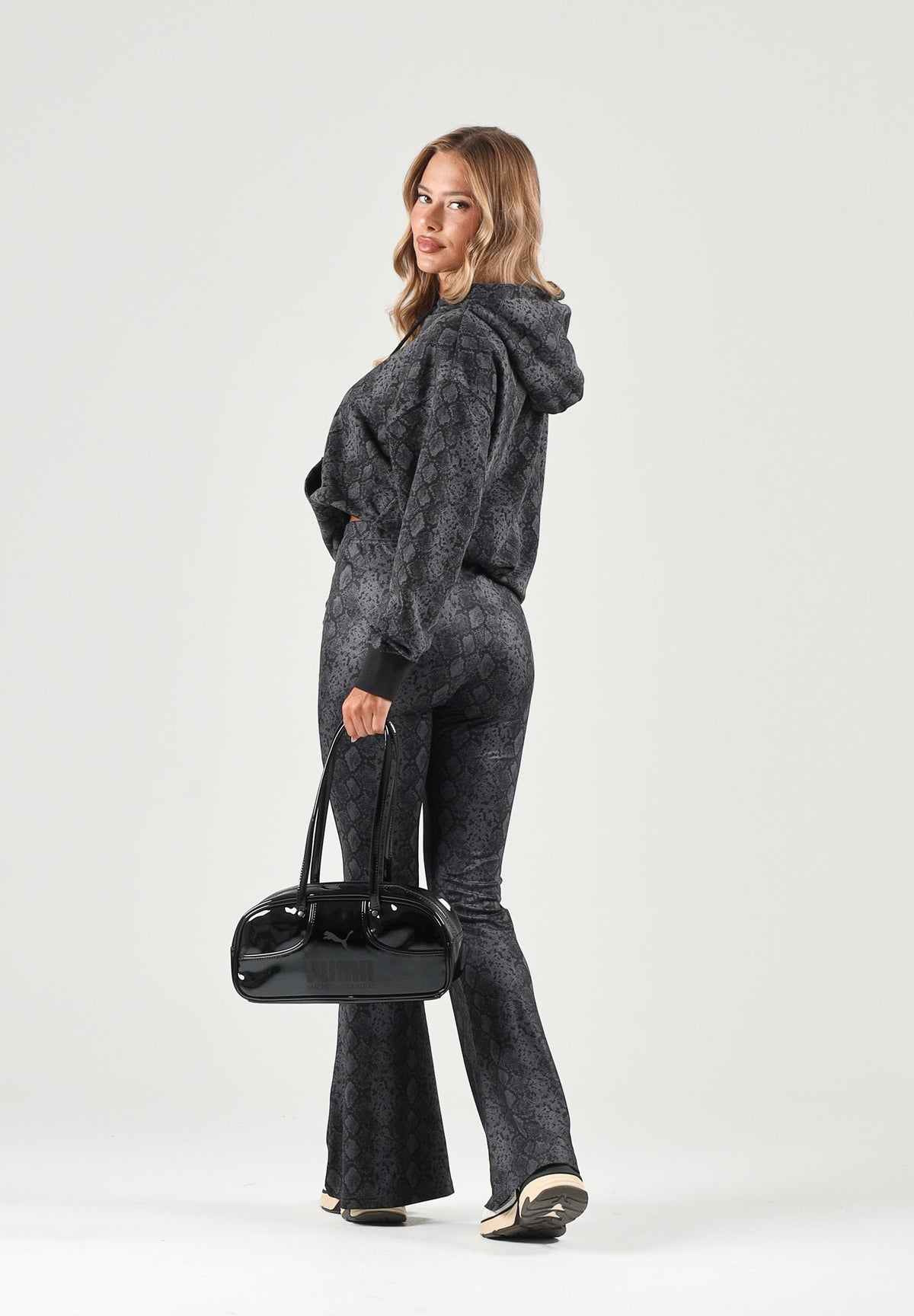 PUMA Felpa con cappuccio CLASSICS  nera per donna con trama animalier pitonata 638748 01 PUMA 
