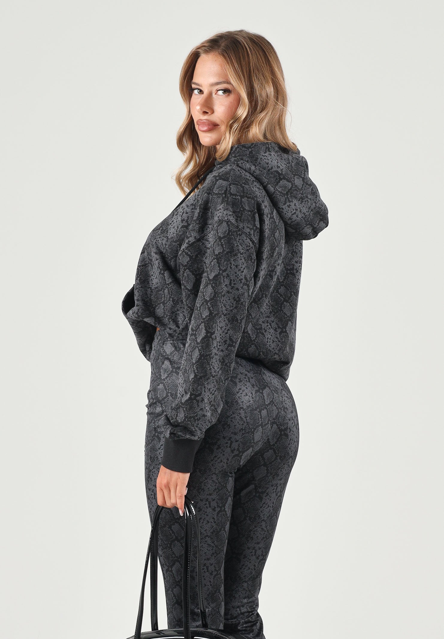 PUMA Felpa con cappuccio CLASSICS  nera per donna con trama animalier pitonata 638748 01 PUMA 