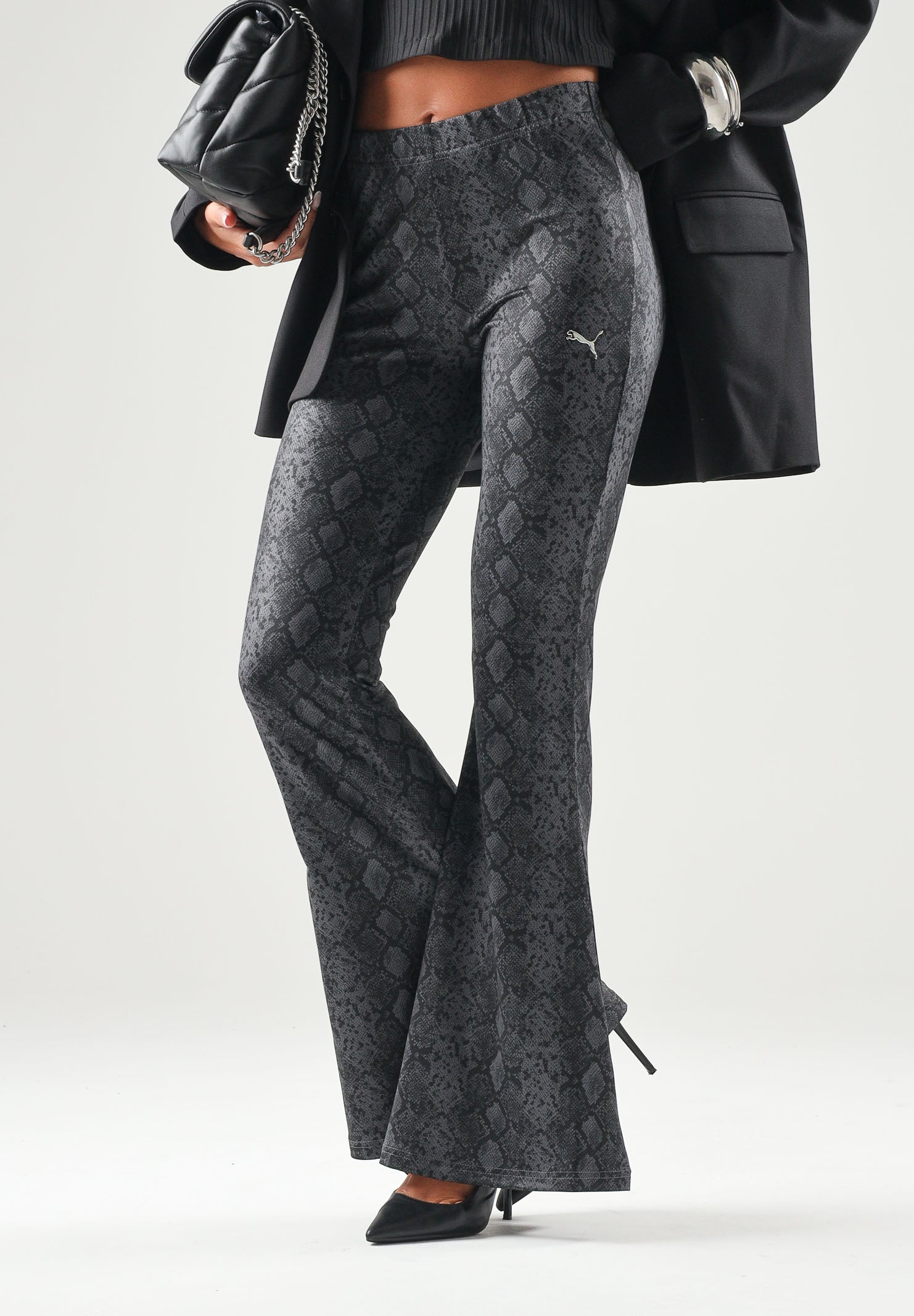 PUMA Leggings CLASSICS PYTHON  nero per donna con trama pitonata tono su tono 638750 01 PUMA 