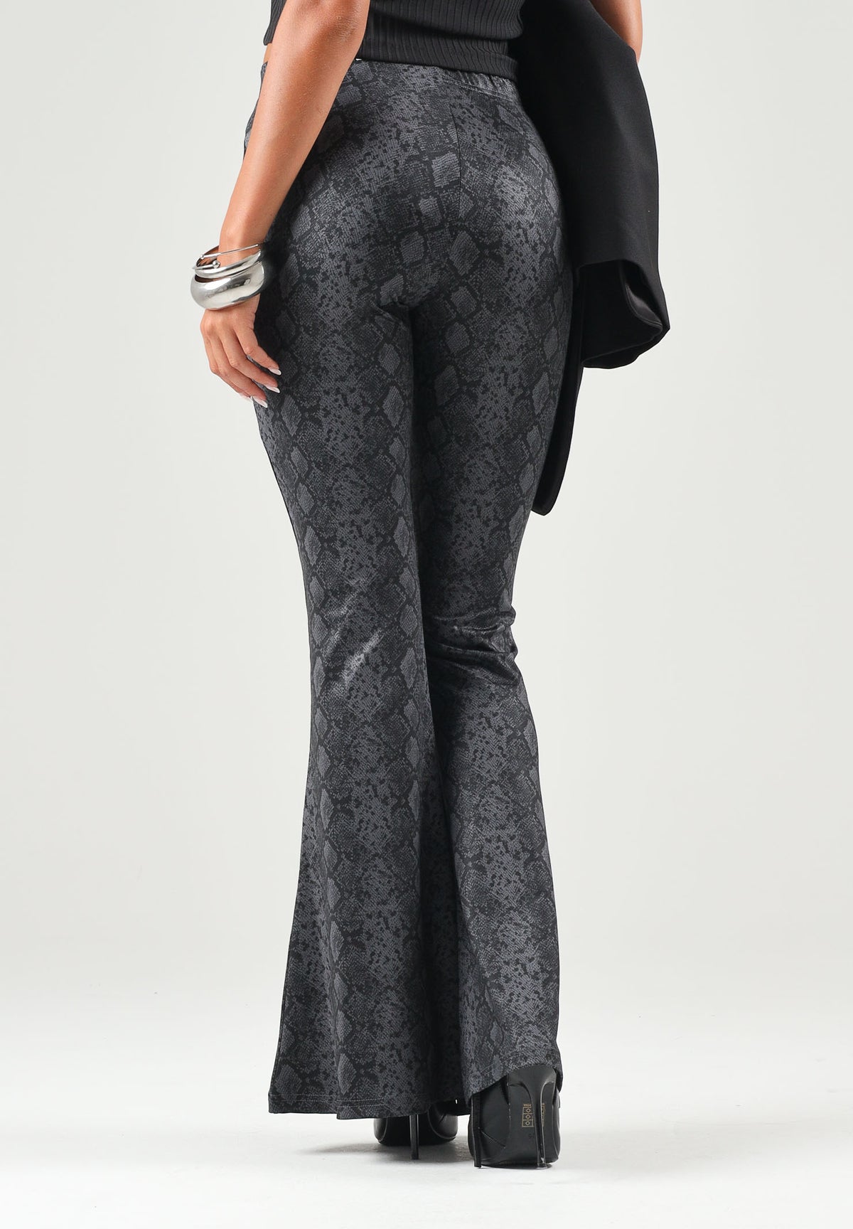 PUMA Leggings CLASSICS PYTHON  nero per donna con trama pitonata tono su tono 638750 01 PUMA 