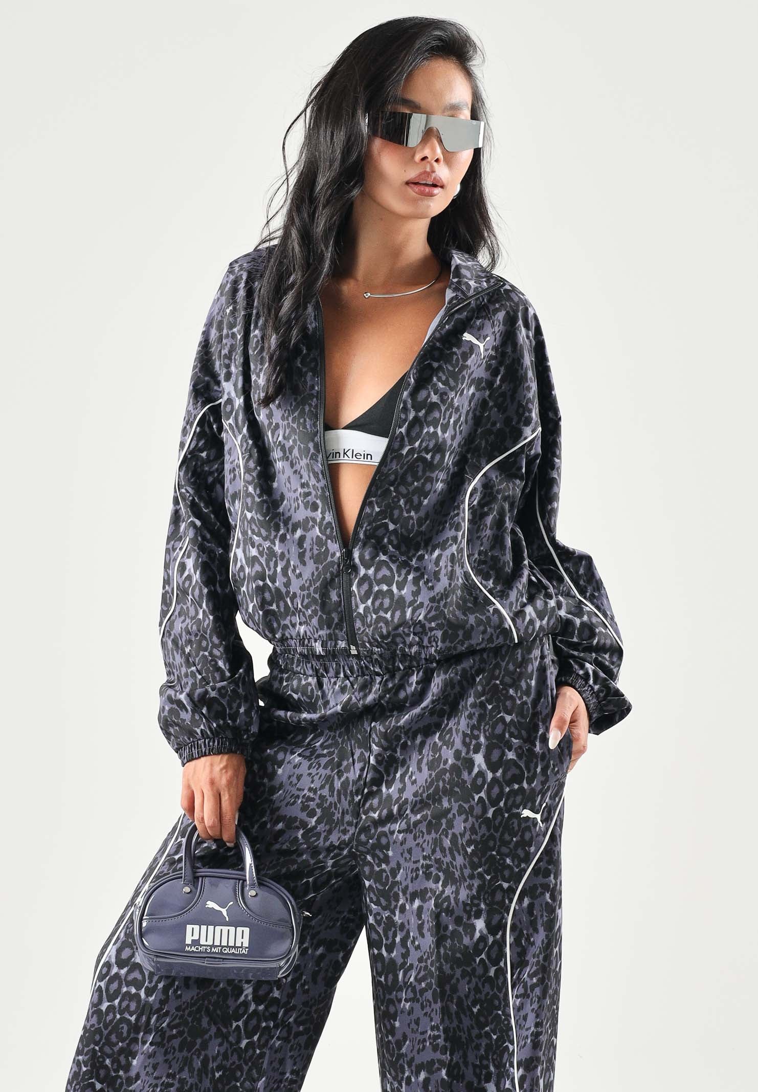 PUMA Giacca a vento RUN WOVEN grigia da donna con stampa grafica all-over e chiusura zippata. 694004 35 PUMA 