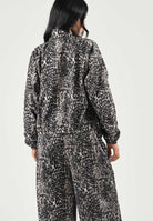 PUMA Giacca a vento RUN WOVEN beige da donna con stampa grafica all-over e chiusura zippata. 694004 81 PUMA 