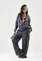 PUMA Pantalone RUN WOVEN PANTS grigio per donna con trama grafica, vita elastica e fondo stringabile. 694005 35 PUMA 