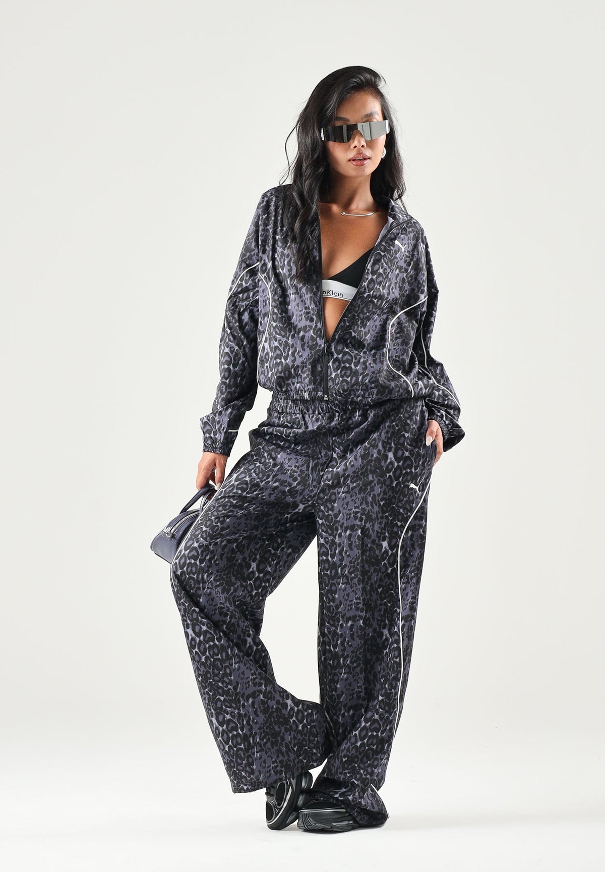 PUMA Pantalone RUN WOVEN PANTS grigio per donna con trama grafica, vita elastica e fondo stringabile. 694005 35 PUMA 