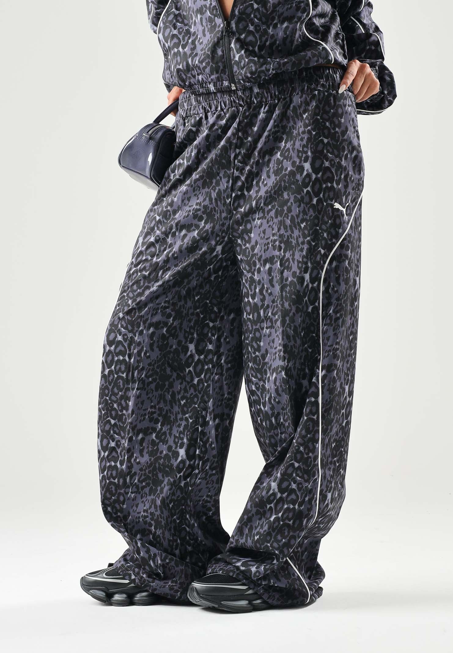 PUMA Pantalone RUN WOVEN PANTS grigio per donna con trama grafica, vita elastica e fondo stringabile. 694005 35 PUMA 
