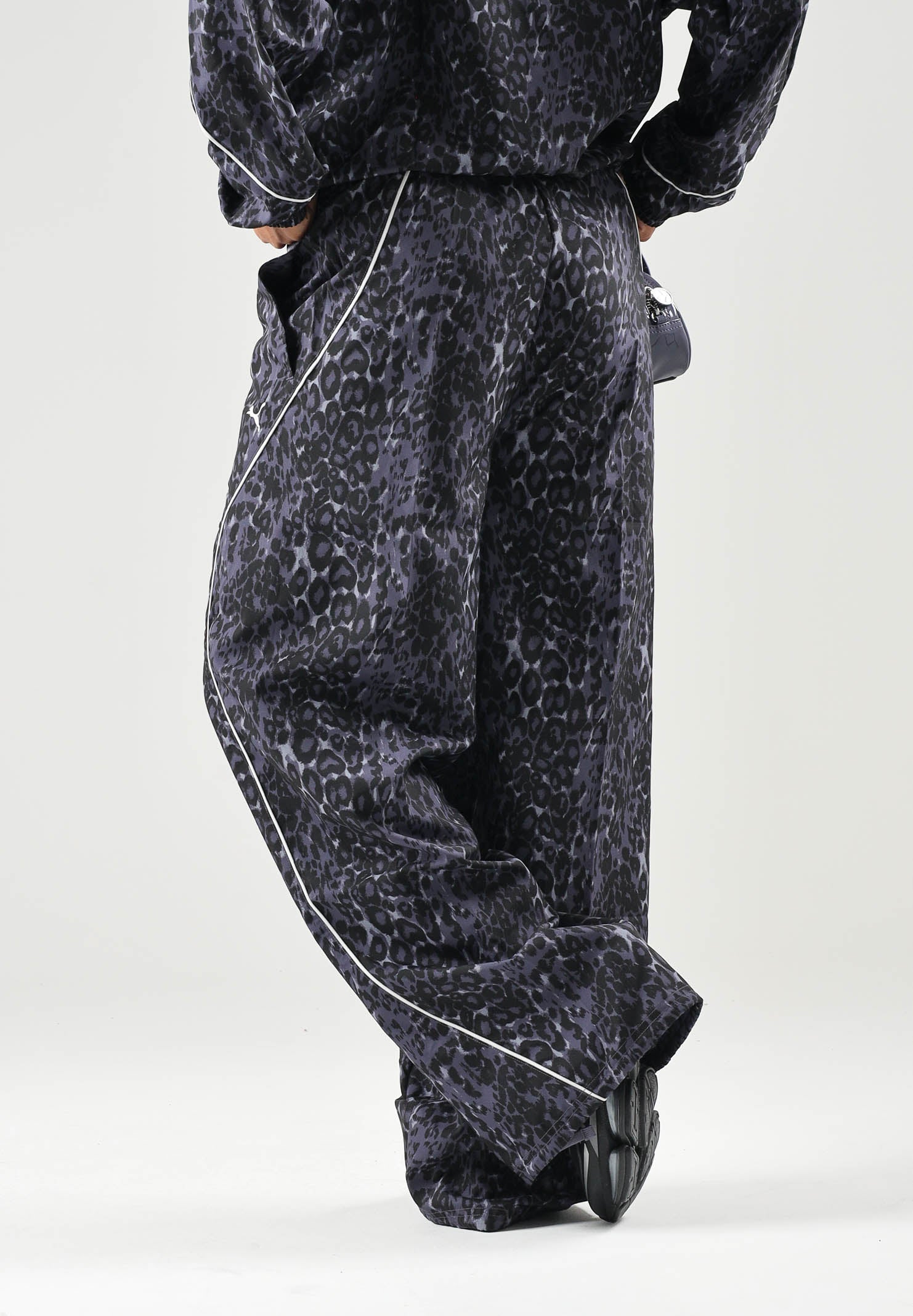 PUMA Pantalone RUN WOVEN PANTS grigio per donna con trama grafica, vita elastica e fondo stringabile. 694005 35 PUMA 