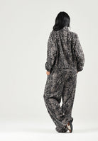 PUMA Pantalone RUN WOVEN PANTS beige per donna con trama grafica, vita elastica e fondo stringabile. 694005 81 PUMA 