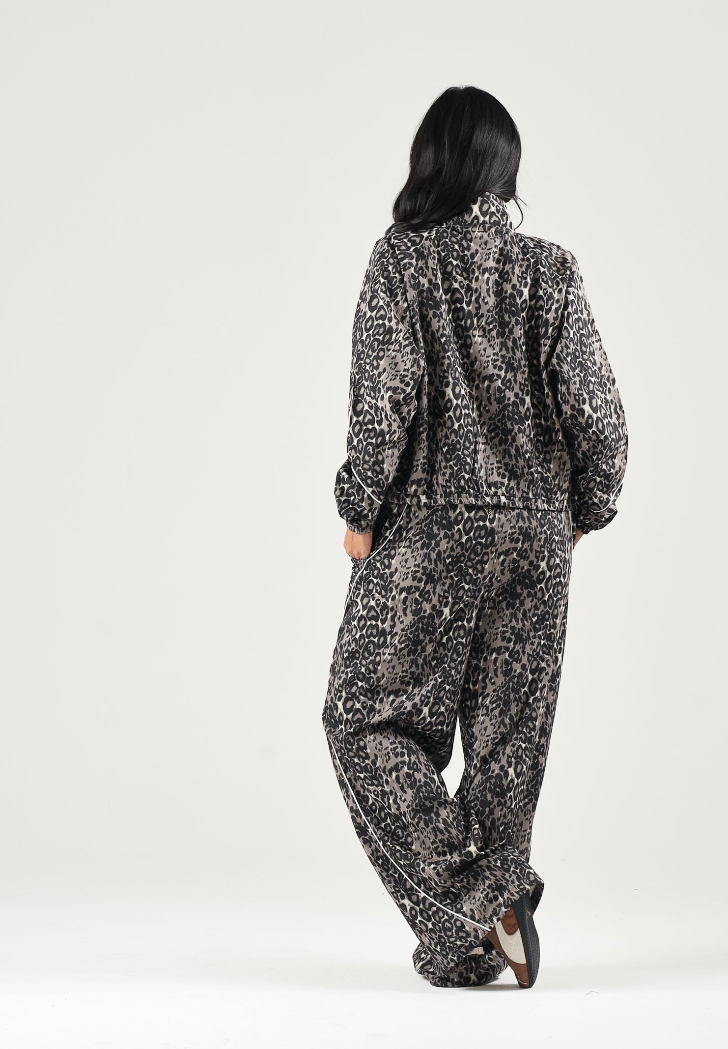 PUMA Pantalone RUN WOVEN PANTS beige per donna con trama grafica, vita elastica e fondo stringabile. 694005 81 PUMA 