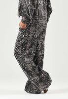 PUMA Pantalone RUN WOVEN PANTS beige per donna con trama grafica, vita elastica e fondo stringabile. 694005 81 PUMA 