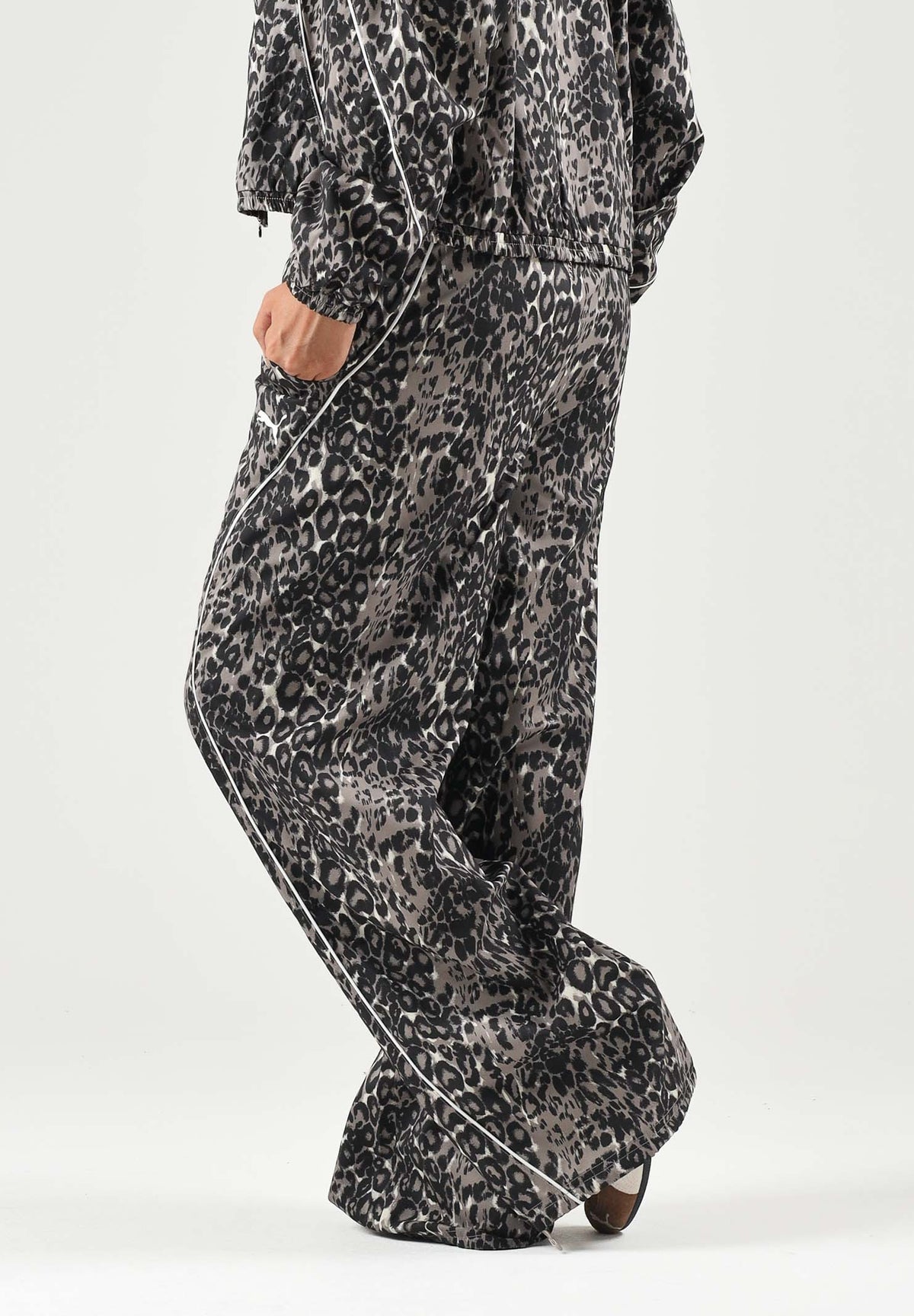 PUMA Pantalone RUN WOVEN PANTS beige per donna con trama grafica, vita elastica e fondo stringabile. 694005 81 PUMA 