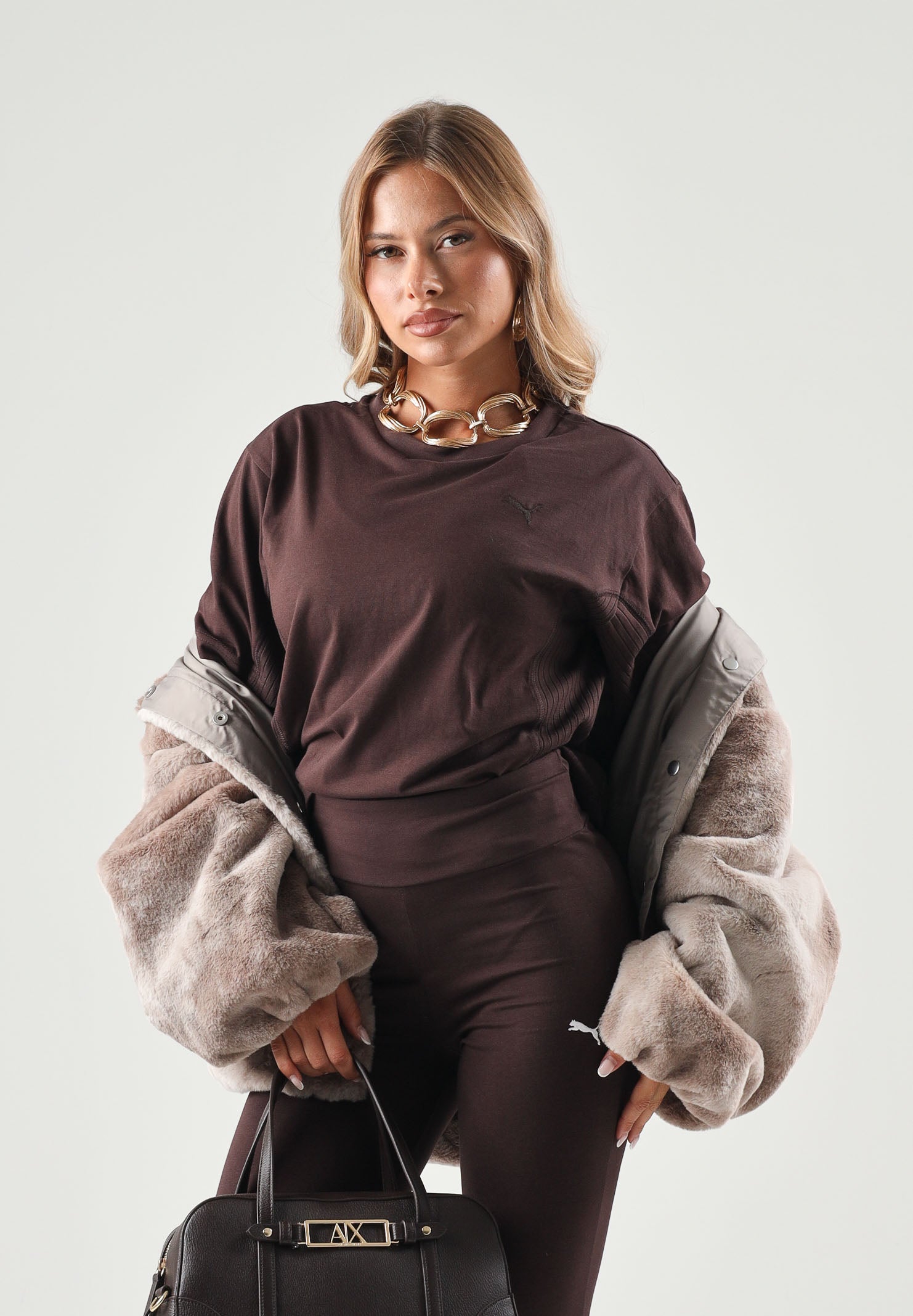 PUMA T-shirt RELAXED marrone da donna taglio cropped con maniche ampie e spacchetti laterali. 694030 33 PUMA 