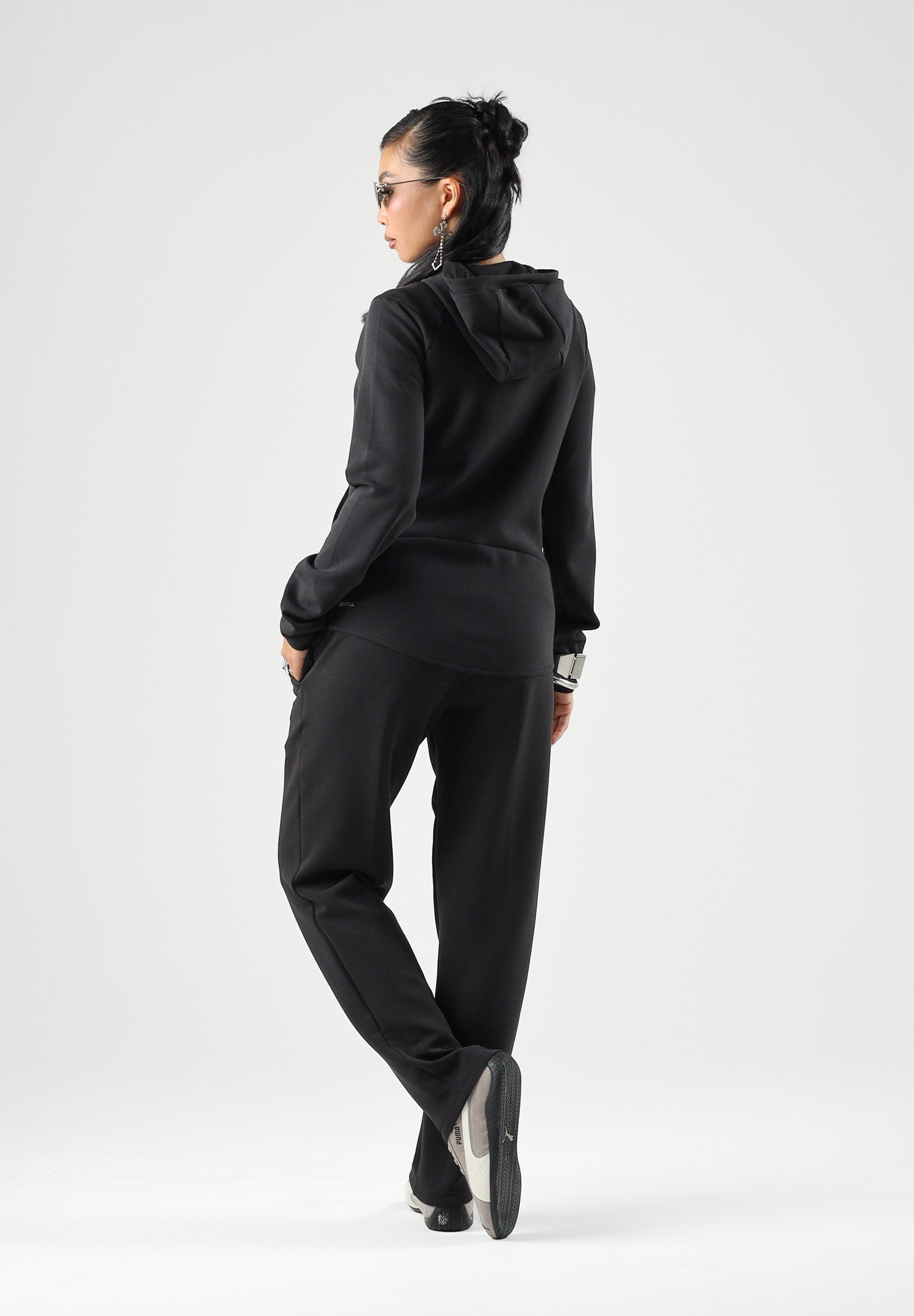 PUMA Pantalone STRAIGHT LEG nero da donna con vita elasticizzata, coulisse e tasche laterali. 694036 01 PUMA 